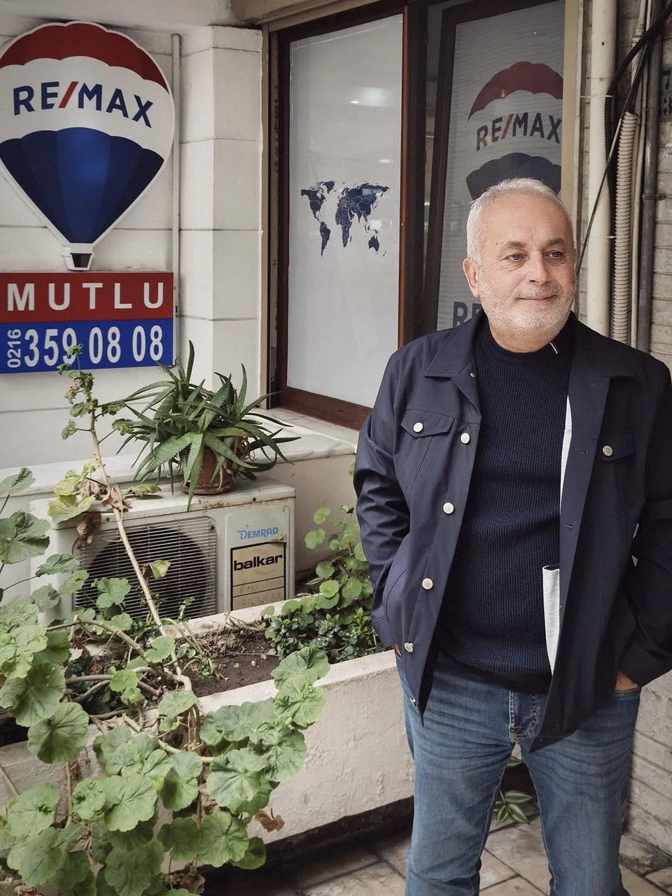 Cem Kongel, RE/MAX Mutlu ofisinin önünde